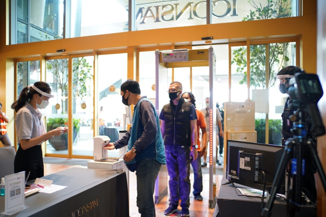 ติดตั้งเครื่องสแกนวัดอุณหภูมิร่างกายทุกประตูทางเข้าของอาคาร