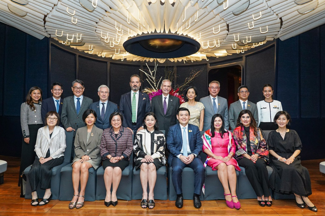 ชฎาทิพ จูตระกูล (ที่ 4 จากซ้ายแถวหน้า) ประธานเจ้าหน้าที่บริหาร บริษัท สยามพิวรรธน์ จำกัด พร้อมด้วยผู้บริหารบริษัทฯ ถ่ายภาพร่วมกับคณะทูตานุทูตนานาประเทศ และจักรพงษ์ แสงมณี (ที่ 5 จากซ้ายแถวหน้า) รัฐมนตรีช่วยว่าการกระทรวงการต่างประเทศ